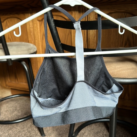 Nike work out top - Picture 2 of 3